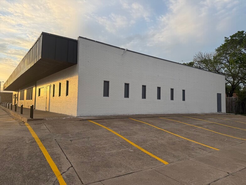 More Photos Of 612 Michael Dr, Everman Freestanding For Lease