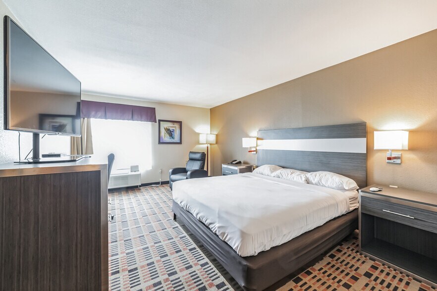 More Photos Of 138 Marsh Rd, Somerset Hotel For Sale