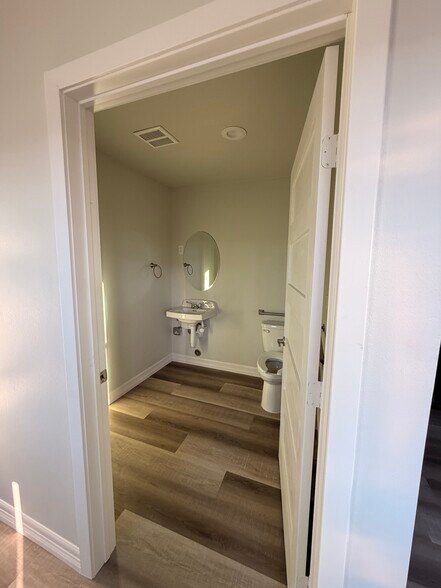 More Photos Of 8622 Lipan Rd, Houston Freestanding For Lease