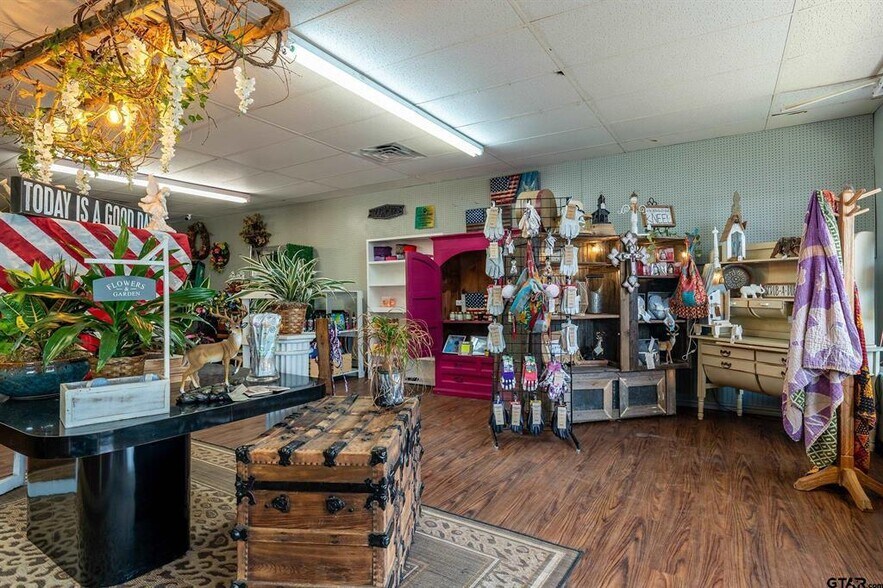 More Photos Of 114 W Broad St, Mineola Storefront For Sale