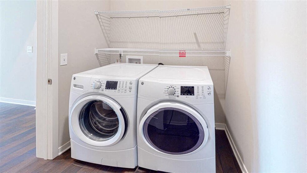 More Photos Of 10 2nd St SE, Minneapolis Apartments For Lease