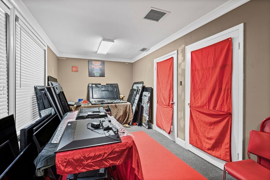 More Photos Of 3512 Godwin Ct, Mobile Medical For Sale