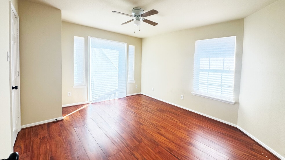 More Photos Of 6623 Gulf Fwy, Houston Office Residential For Sale