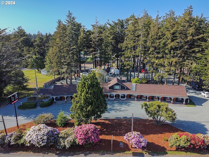 More Photos Of 1175 2nd St SE, Bandon Hotel For Sale