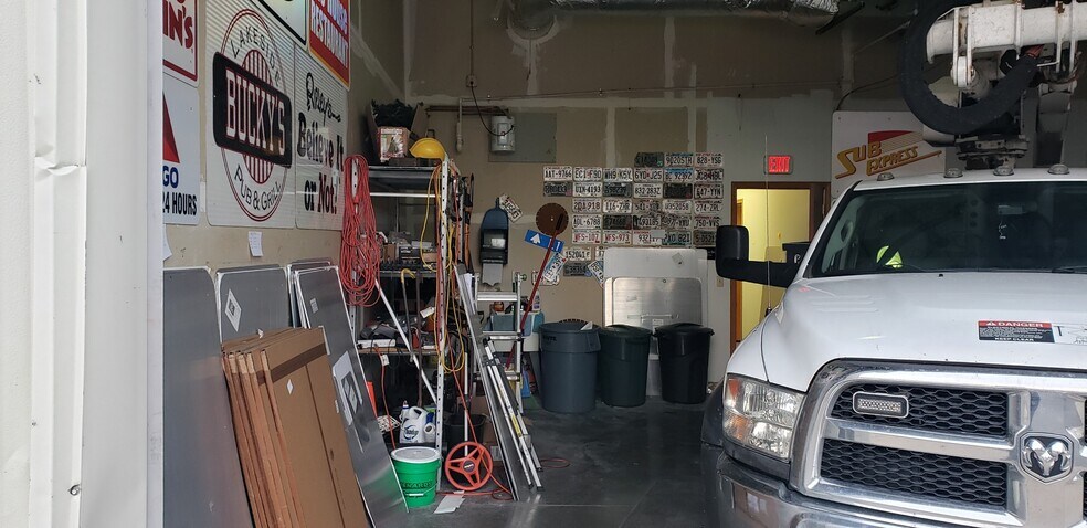 More Photos Of 4916-4920 Triangle St, McFarland Showroom For Lease
