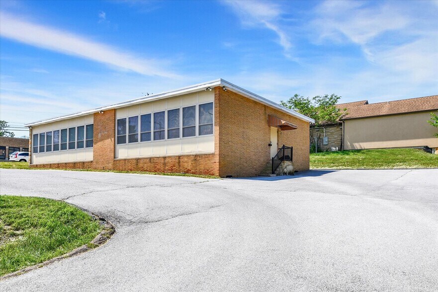 More Photos Of 104 N 7th St, Lemoyne Office For Sale