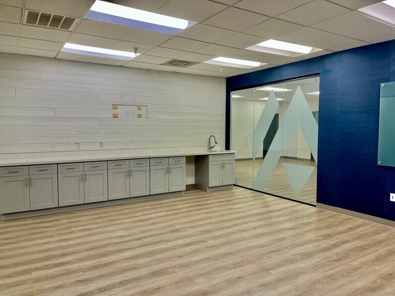 More Photos Of 2150 E Highland Ave, Phoenix Office For Lease