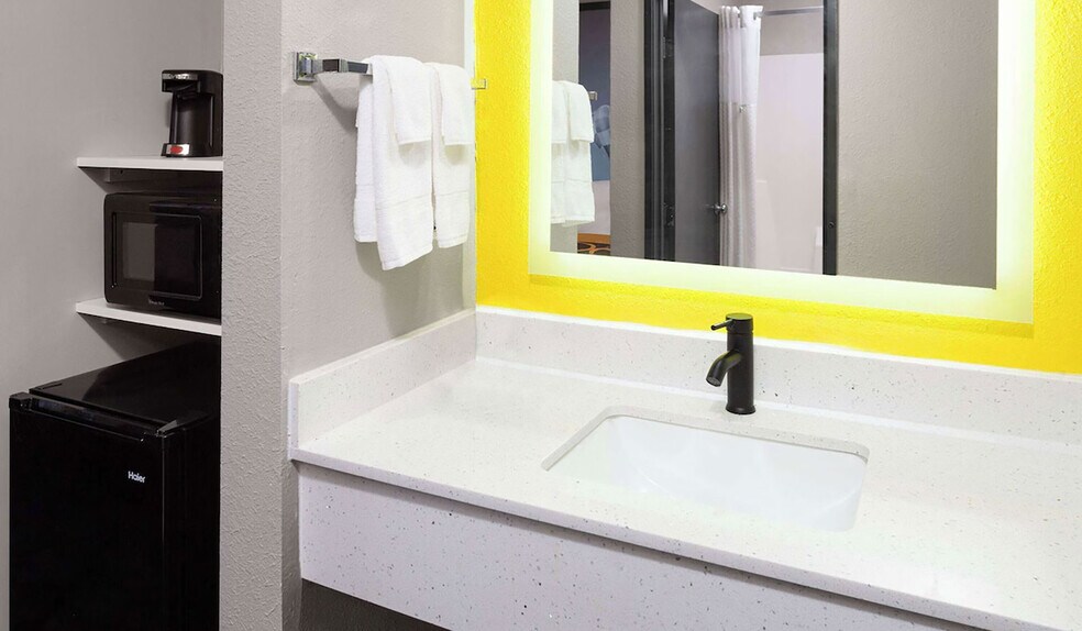 More Photos Of 425 S West St, Olney Hotel For Sale