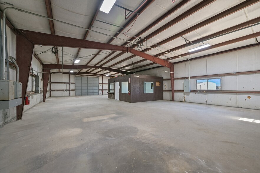 More Photos Of 314 E Walker St, League City Warehouse For Lease