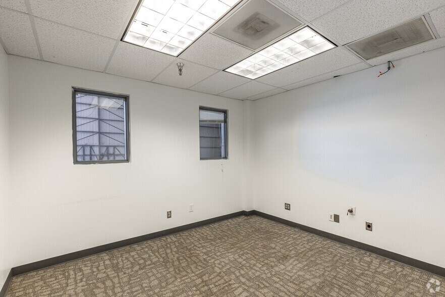 More Photos Of 6129 Amelia Earhart Dr, Shreveport Warehouse For Lease