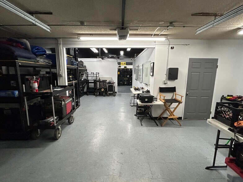 More Photos Of 16142 Wyandotte St, Van Nuys Warehouse For Lease