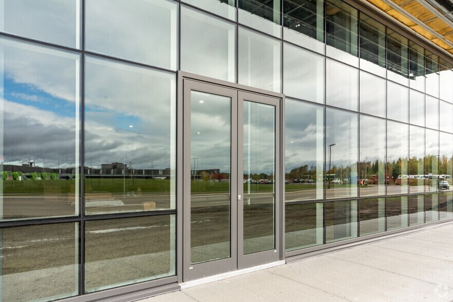 More Photos Of 8100 Rue Armand-Viau, Québec Industrial For Lease