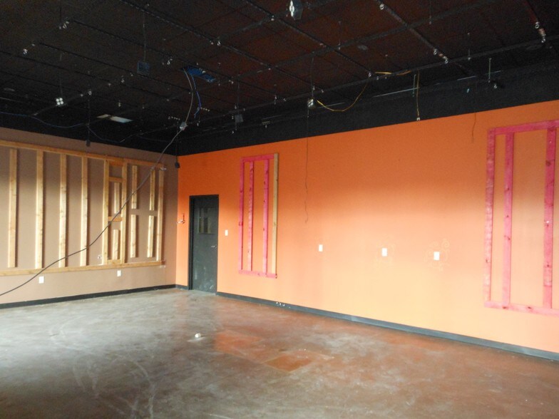 More Photos Of 317 S Cate St, Hammond Showroom For Sale