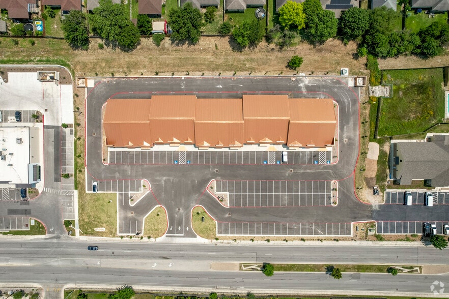 More Photos Of 2009 S Walnut Ave, New Braunfels Storefront For Lease