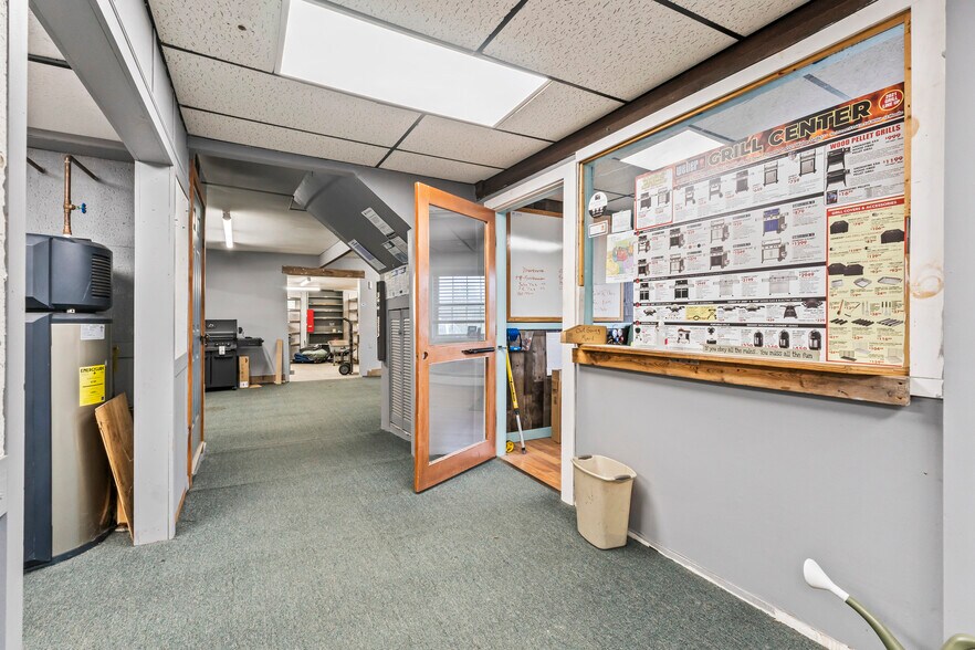 More Photos Of 680 Maine Ave, Farmingdale Storefront Retail Office For Lease