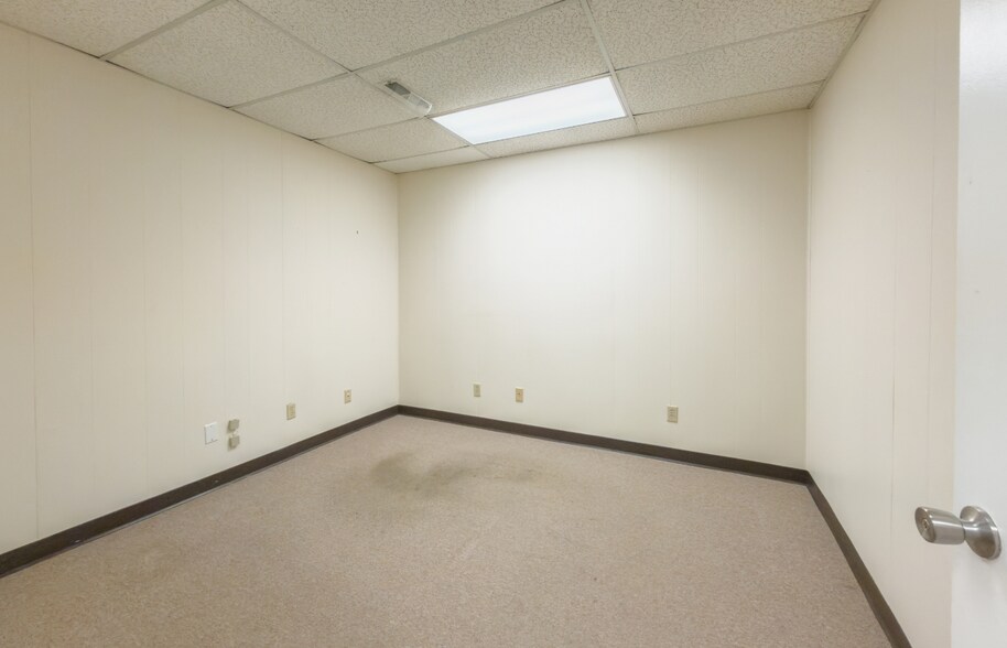 More Photos Of 223 W Virginia Ave, Vinton Storefront Retail Office For Lease