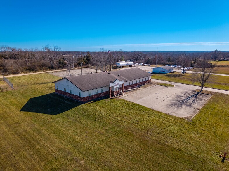 More Photos Of 604 Industrial Park Dr, Eldon Office For Sale