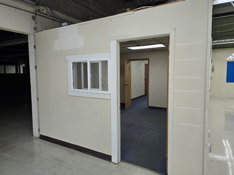 More Photos Of 601 Main St, New Town Warehouse For Lease