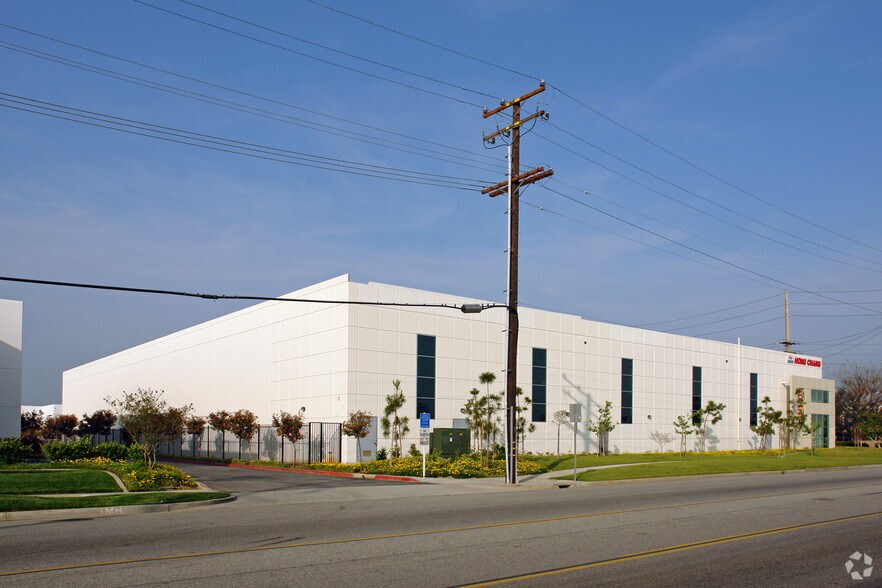 More Photos Of 13109 Los Nietos Rd, Santa Fe Springs Manufacturing For Lease