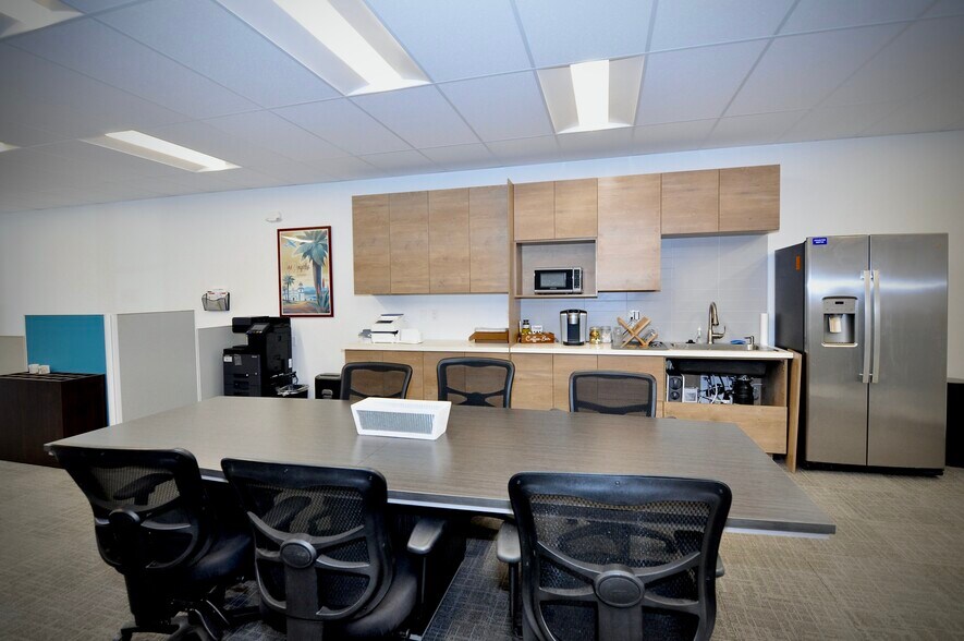 More Photos Of 9520 Padgett St, San Diego Light Manufacturing For Lease