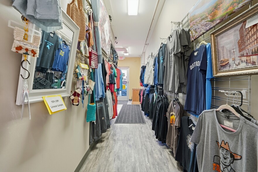 More Photos Of 409 S Main St, Rochester Storefront For Sale