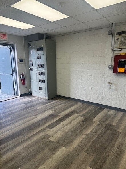 More Photos Of 13 West St, East Hanover Warehouse For Lease