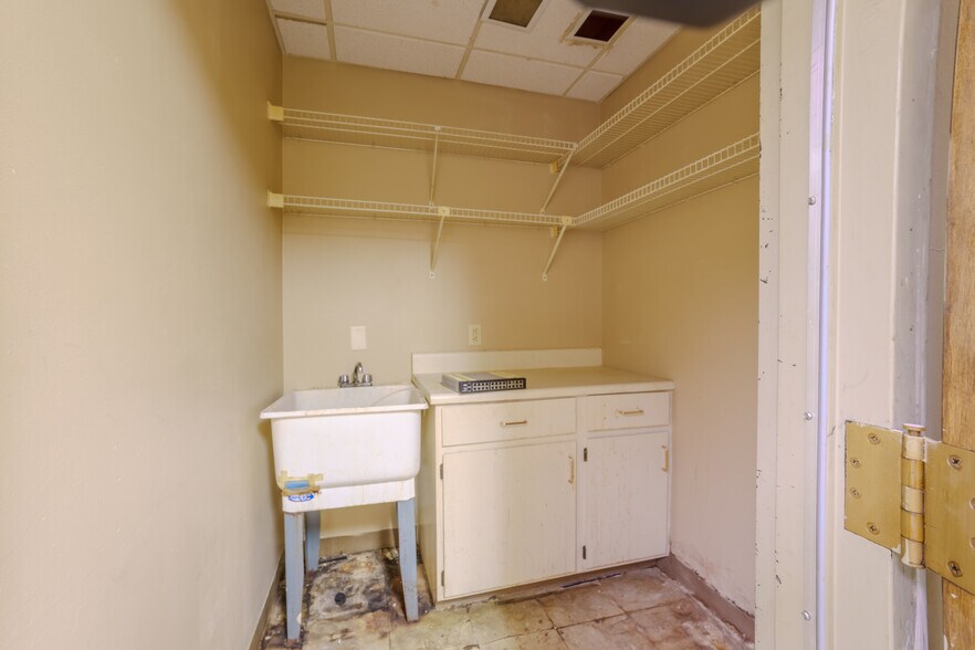 More Photos Of 208 Marengo St, Florence Healthcare For Lease