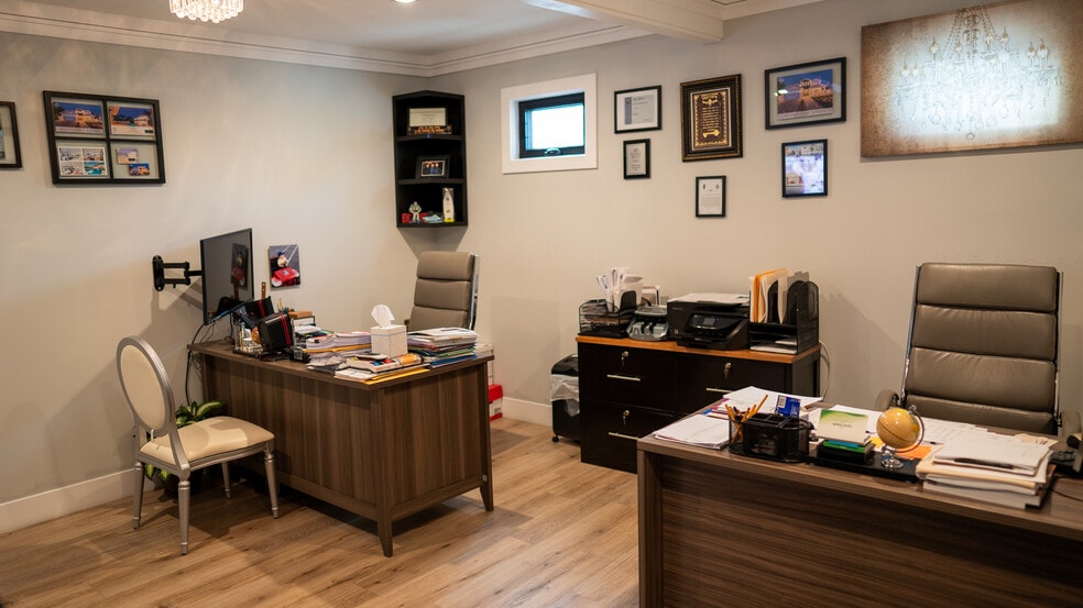 More Photos Of 16610 Ventura Blvd, Encino Storefront For Lease