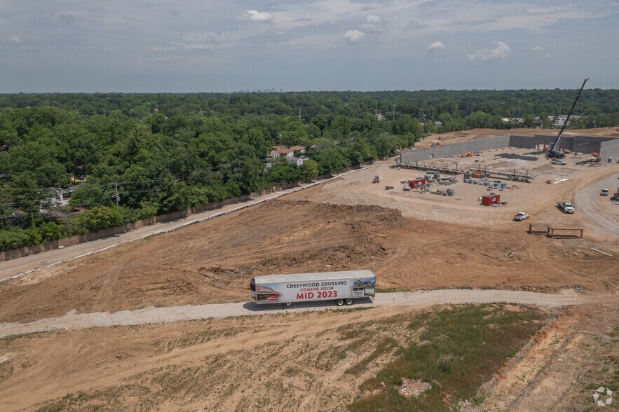 More Photos Of 9555 Watson Rd, Crestwood Supermarket For Lease