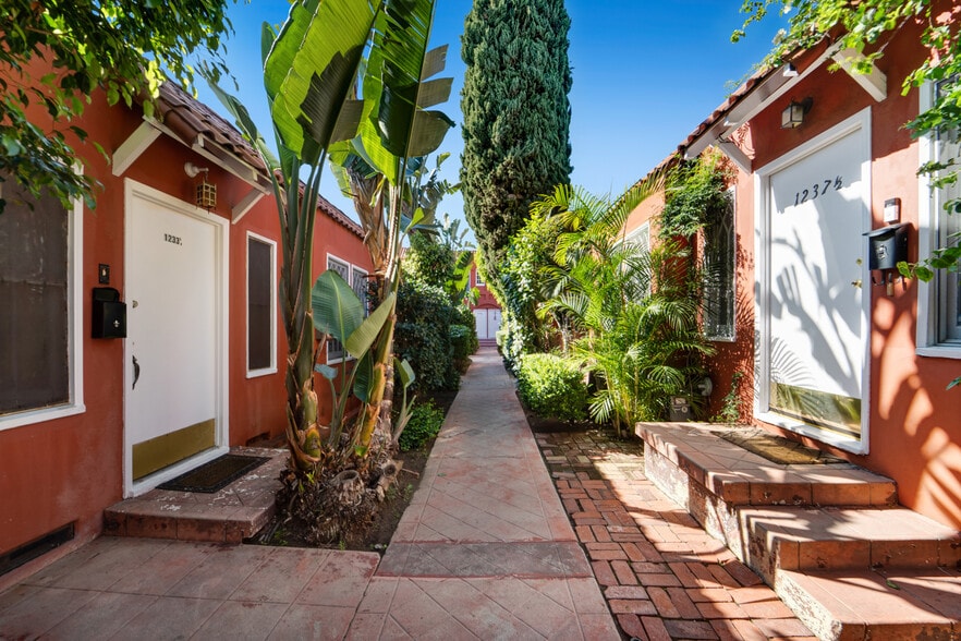 More Photos Of 1227 N Fairfax Ave, West Hollywood Apartments For Sale