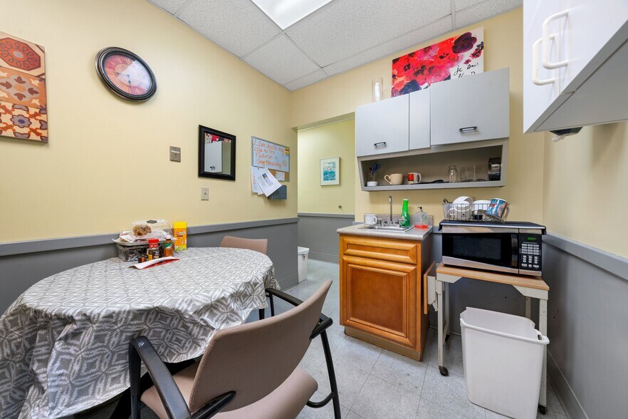 More Photos Of 20 S Main St, Manchester Freestanding For Lease