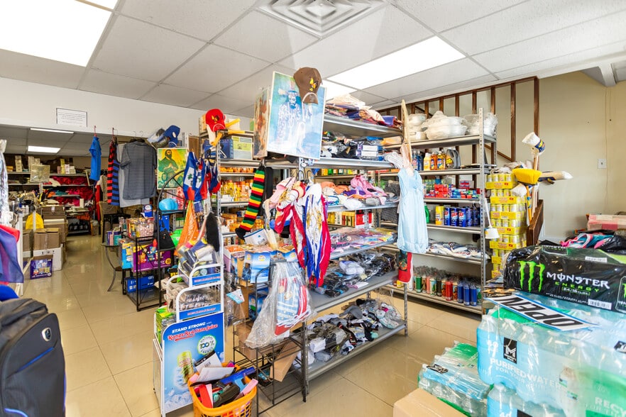 More Photos Of 2025 N Dixie Hwy, Pompano Beach Storefront Retail Office For Sale