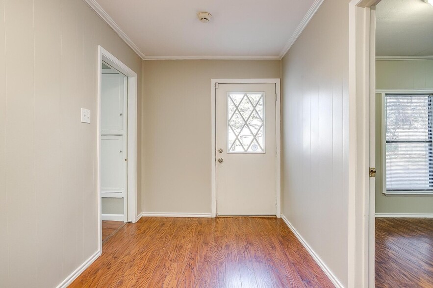 More Photos Of 2418 Cales Dr, Arlington Office Residential For Sale