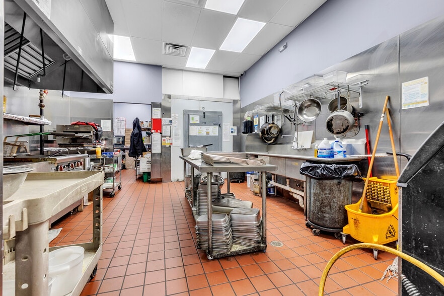 More Photos Of 7641 Hacks Cross Rd, Olive Branch Service Station For Sale