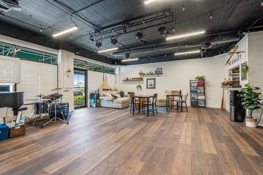 More Photos Of 23 Royal Palm Pointe, Vero Beach Restaurant For Sale