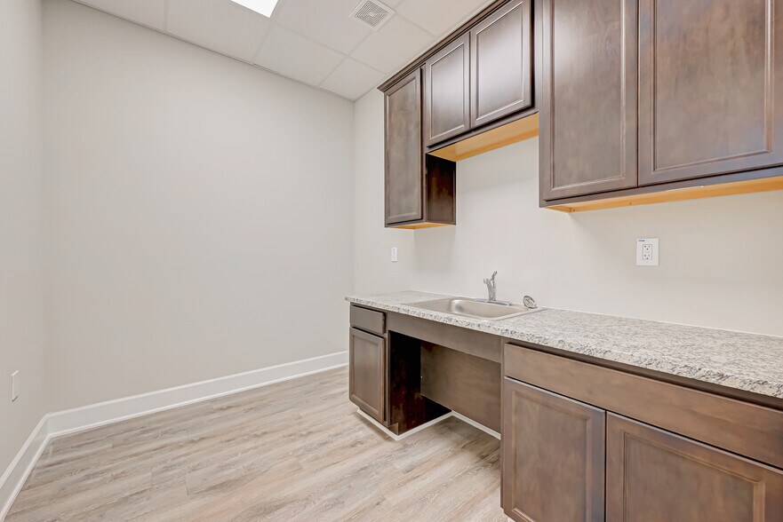 More Photos Of 3129 Kingsley Dr, Pearland Medical For Lease