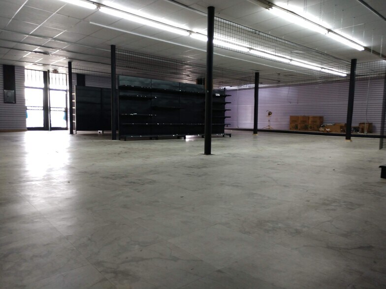 More Photos Of 3380 Summer Ave, Memphis Freestanding For Lease