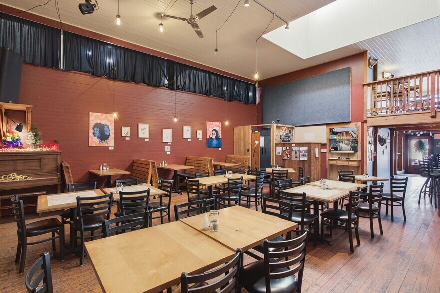 More Photos Of 657 E Main St, Cottage Grove Restaurant For Sale