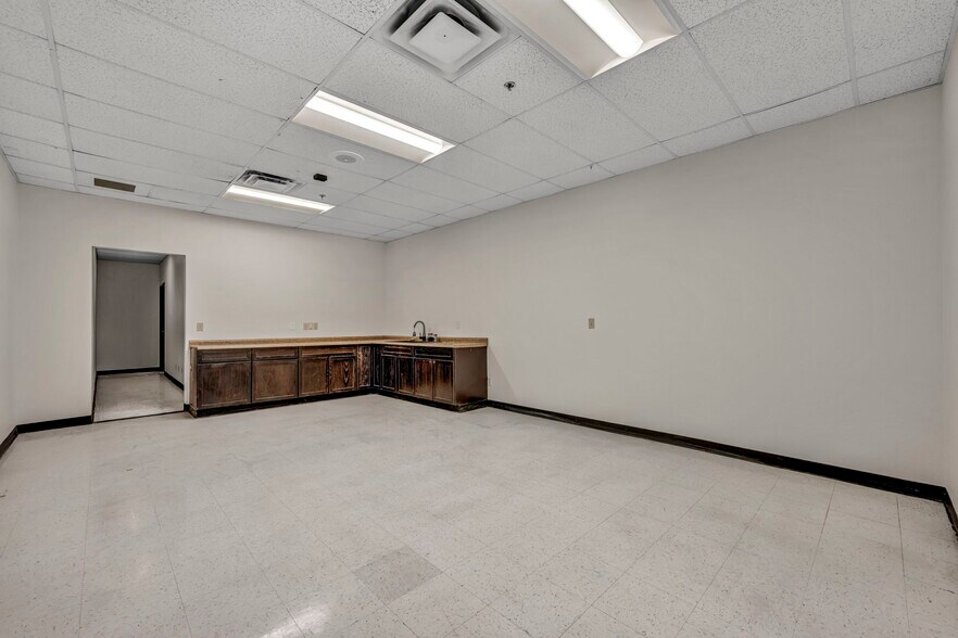 More Photos Of 2245 Meridian Blvd, Minden Showroom For Sale