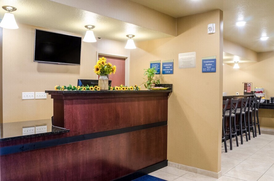 More Photos Of 41502 Harvest Dr, Cambridge Hotel For Sale