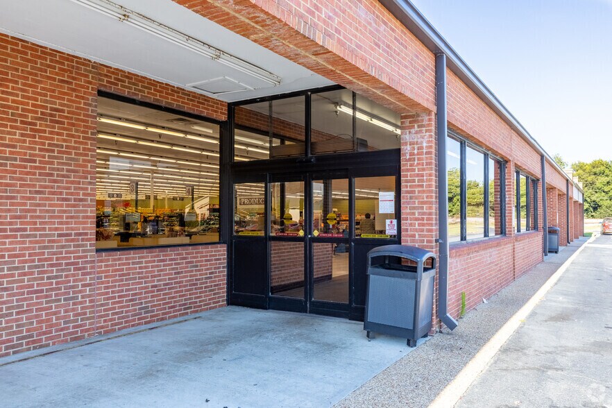 More Photos Of 140 W Dykes St, Cochran Supermarket For Lease