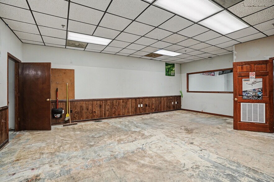 More Photos Of 3021 E Victory Dr, Savannah Office For Sale