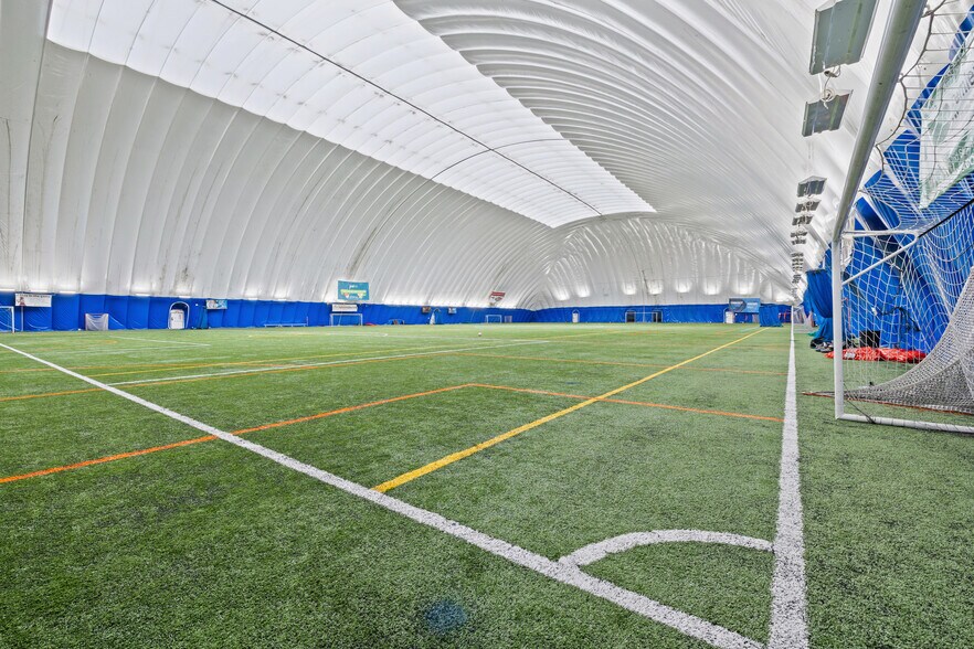 More Photos Of 901 Cannon Rd S, Dundas Sports And Entertainment For Sale