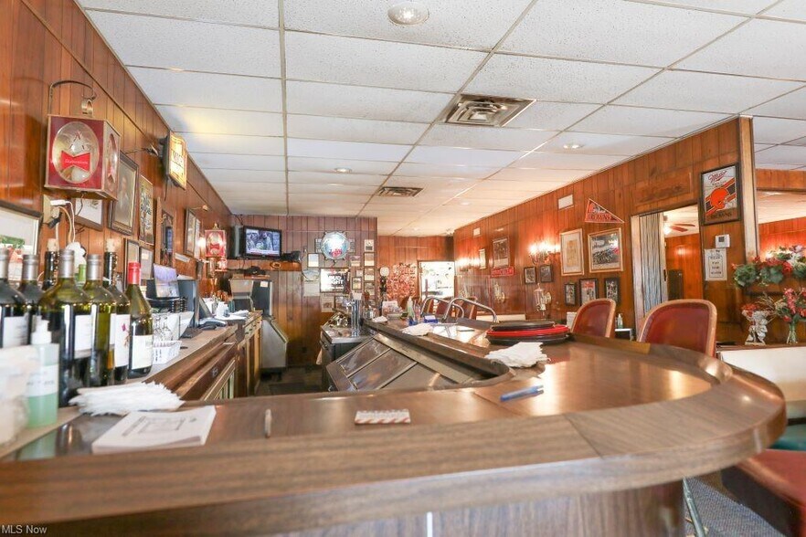 More Photos Of 387 S Broadway Ave, Salem Restaurant For Sale