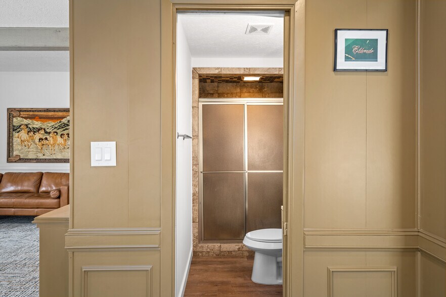 More Photos Of 3915 McKinney St, Houston Light Distribution For Sale