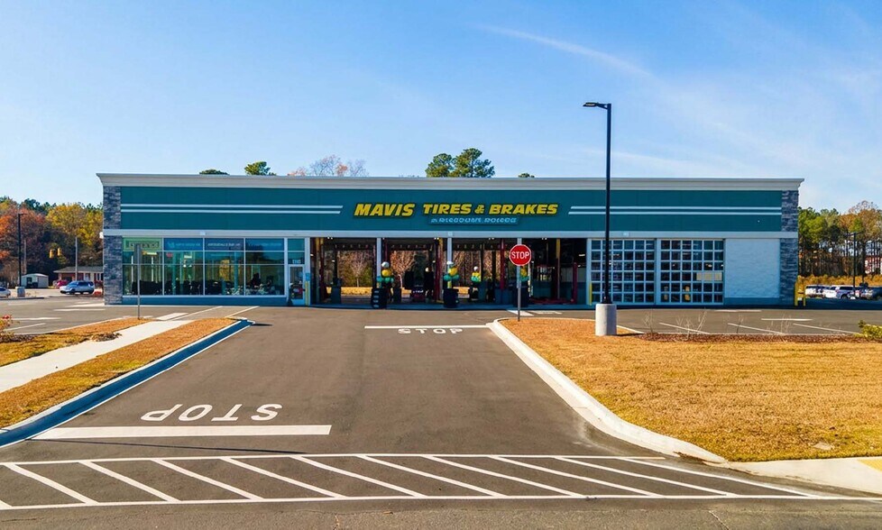 Primary Photo Of 1013 Lewis St, Oxford Auto Repair For Sale