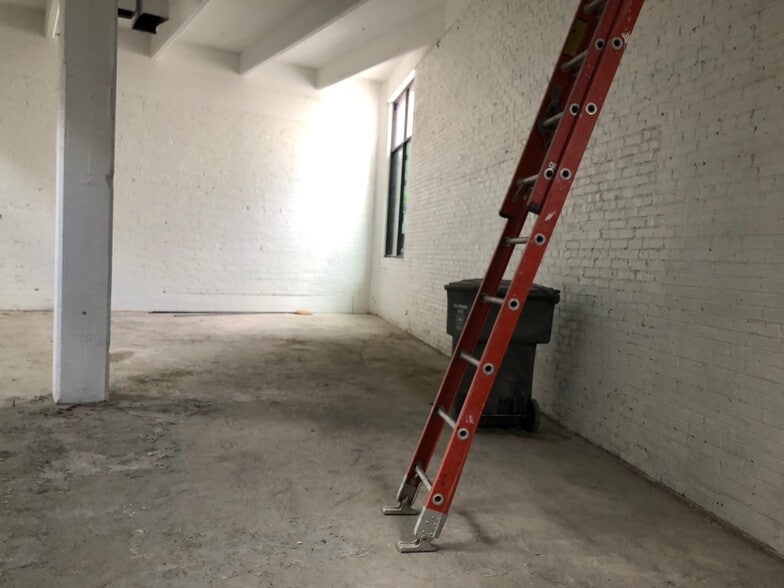 More Photos Of 433 Madison Ave, Memphis General Retail For Sale