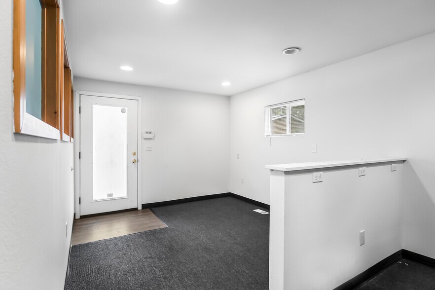 More Photos Of 909-925 SE 2nd St, Bnd, Bend Office For Sale