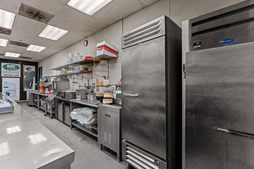 More Photos Of 1025 Industrial Dr, Crestview General Retail For Sale