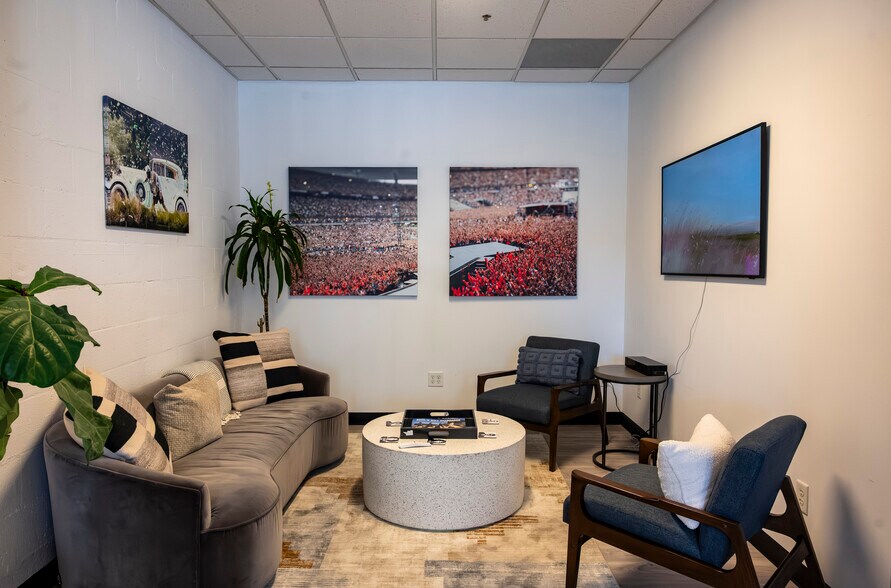 More Photos Of 640 S Glenwood Pl, Burbank Showroom For Lease
